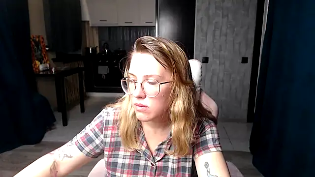 Reginasmilee online show from September 2025 11:49:02 PM