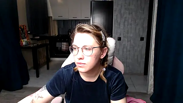 Reginasmilee online show from September 2025 11:48:01 PM