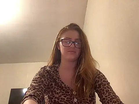 Snapshot of Redvelvetxx2 chatting on June 2026 11:31:01 PM Redvelvetxx2 online show from June 2026 11:31:01 PM