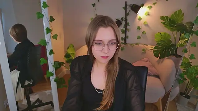 Snapshot of HollyWheeler chatting on July 2026 03:23:01 AM HollyWheeler online show from July 2026 03:23:01 AM