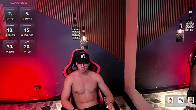Snapshot of Axxel_Muscle chatting on July 2026 10:38:02 PM Axxel Muscle online show from July 2026 10:38:02 PM