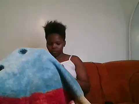Snapshot of petite_shakes chatting on July 2026 10:03:01 PM petite shakes online show from July 2026 10:03:01 PM