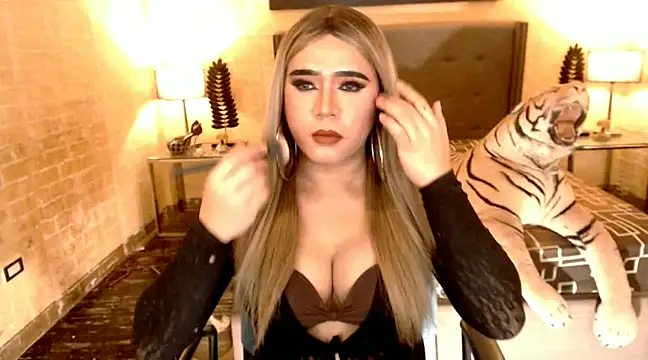Snapshot of BigCumHuntersxx chatting on February 2025 07:35:01 AM BigCumHuntersxx online show from February 2025 07:35:01 AM