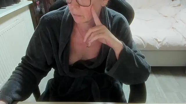 minoesje37 online show from February 2026 08:38:01 PM