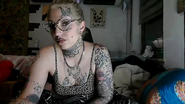 Snapshot of RoxxyInk chatting on June 2026 10:44:02 PM RoxxyInk online show from June 2026 10:44:02 PM