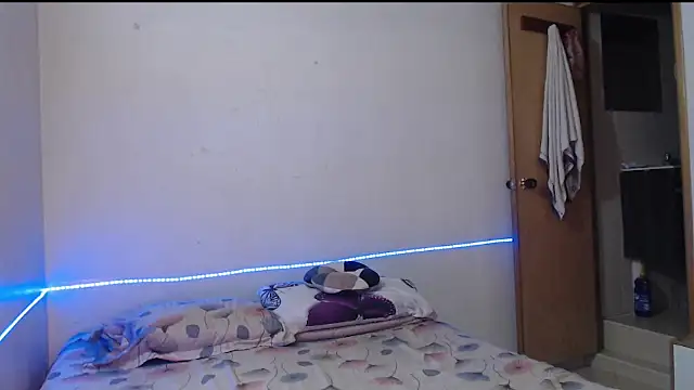 evolet01 online show from September 2025 04:45:02 PM