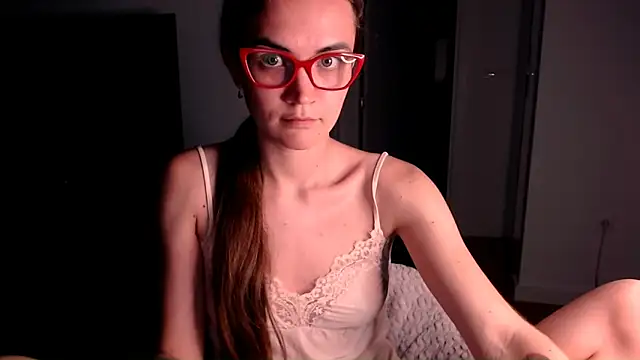 Snapshot of EvelynGG chatting on May 2026 06:24:01 PM EvelynGG online show from May 2026 06:24:01 PM