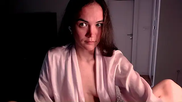 Snapshot of EvelynGG chatting on May 2026 10:23:01 AM EvelynGG online show from May 2026 10:23:01 AM