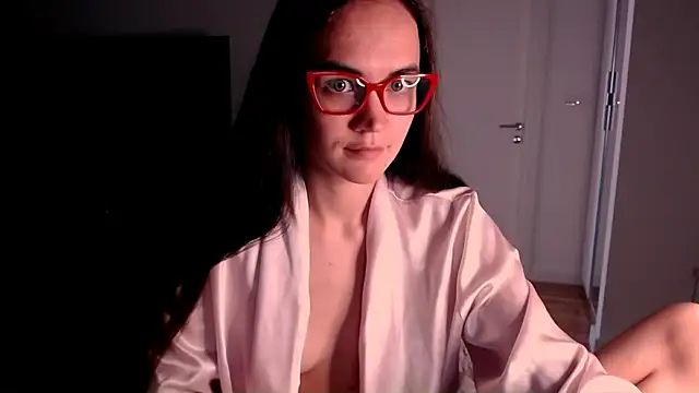 Snapshot of EvelynGG chatting on May 2026 10:24:02 AM EvelynGG online show from May 2026 10:24:02 AM