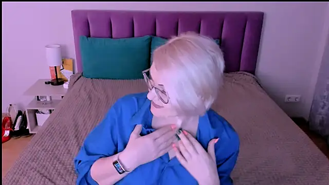 sabrinamacmarren online show from September 2025 04:01:02 PM