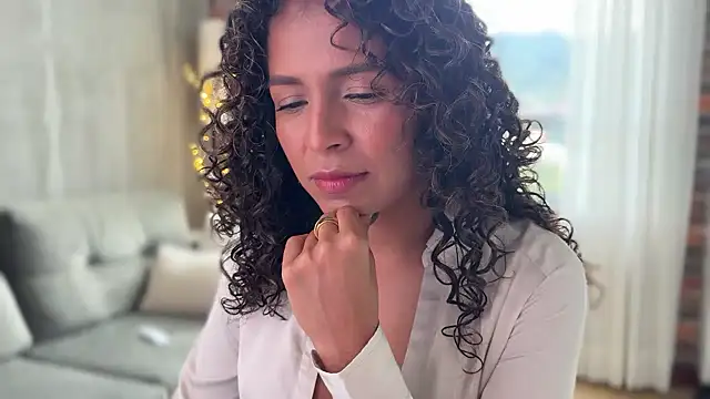 illaroom online show from December 2024 06:05:01 PM