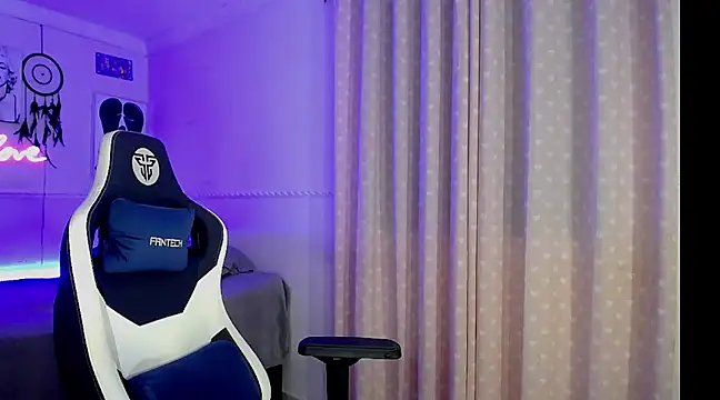 Snapshot of charlottesexxx chatting on March 2025 11:44:02 PM charlottesexxx online show from March 2025 11:44:02 PM