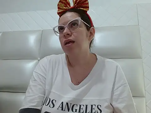 ashlymoon online show from December 2025 01:00:01 AM