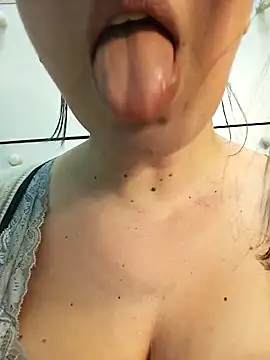 Snapshot of Dolcissima33 chatting on March 2025 01:20:01 PM Dolcissima33 online show from March 2025 01:20:01 PM