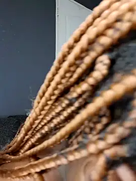 SWEETDOLLY29XX online show from March 2026 01:40:02 AM