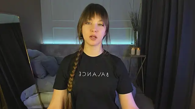 ElizaMild online show from February 2025 04:57:01 PM