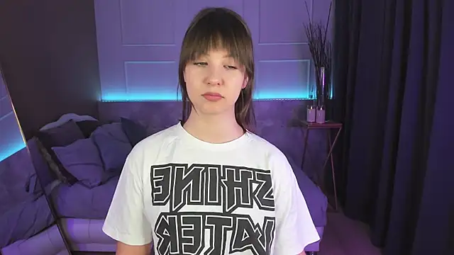 ElizaMild online show from February 2025 01:32:01 PM