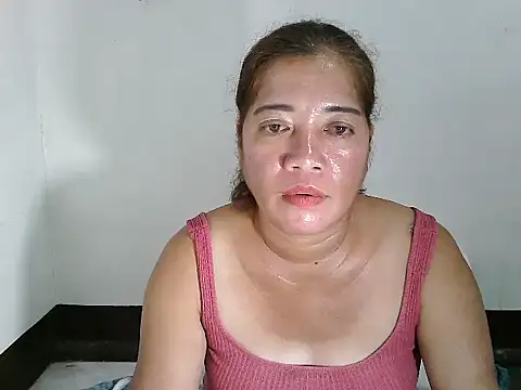 Snapshot of wethornypussy4u chatting on January 2025 01:53:01 PM wethornypussy4u online show from January 2025 01:53:01 PM