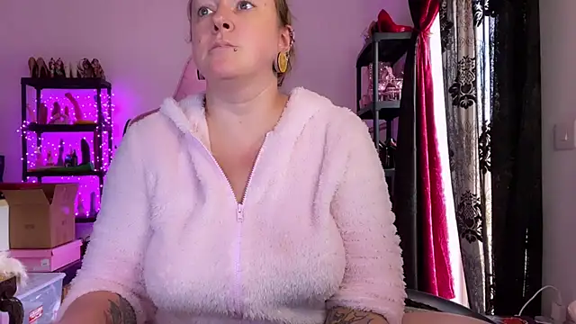 kisicaxx online show from November 2025 01:50:01 PM