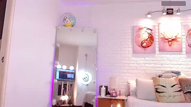 hollythomson online show from March 2026 05:42:01 PM