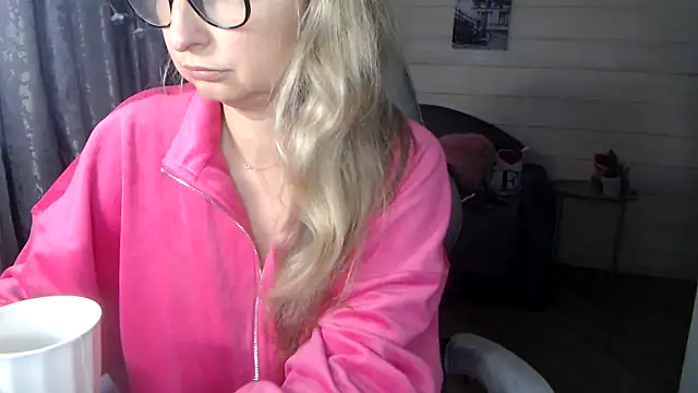 RubiLakros online show from September 2025 11:00:01 AM