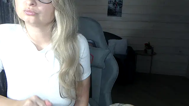 RubiLakros online show from October 2025 10:27:01 AM