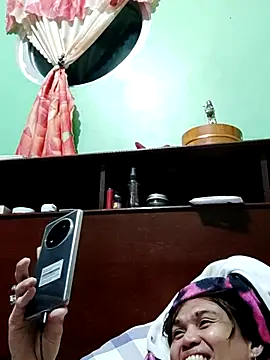 Snapshot of QueenSoreal chatting on November 2025 03:22:01 PM QueenSoreal online show from November 2025 03:22:01 PM