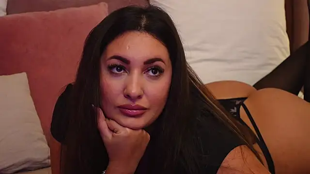 YaaraCollins online show from October 2025 07:05:01 PM