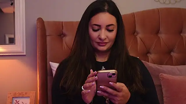 YaaraCollins online show from October 2025 07:03:01 PM