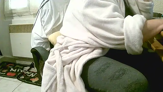 Snapshot of douceur63 chatting on March 2026 11:43:02 AM douceur63 online show from March 2026 11:43:02 AM