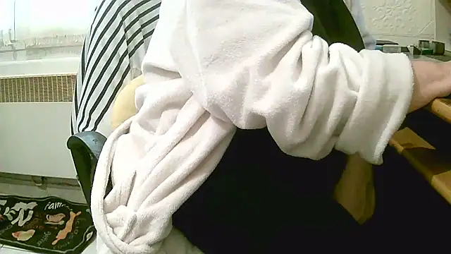 Snapshot of douceur63 chatting on April 2026 10:57:01 AM douceur63 online show from April 2026 10:57:01 AM