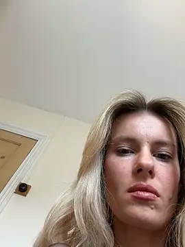 Snapshot of DollyDripp chatting on May 2026 10:09:02 AM DollyDripp online show from May 2026 10:09:02 AM