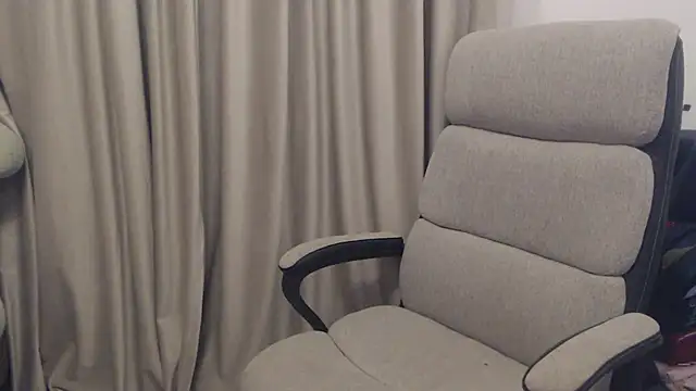 Snapshot of Aliss_Hottie chatting on October 2025 08:20:01 PM Aliss Hottie online show from October 2025 08:20:01 PM