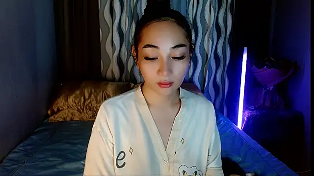 Snapshot of SweetLilly_18 chatting on April 2026 02:58:01 AM SweetLilly 18 online show from April 2026 02:58:01 AM