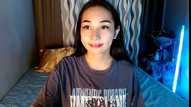 Snapshot of SweetLilly_18 chatting on April 2026 02:31:01 AM SweetLilly 18 online show from April 2026 02:31:01 AM
