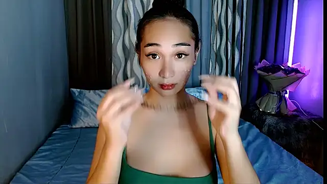 Snapshot of SweetLilly_18 chatting on May 2026 02:42:01 AM SweetLilly 18 online show from May 2026 02:42:01 AM