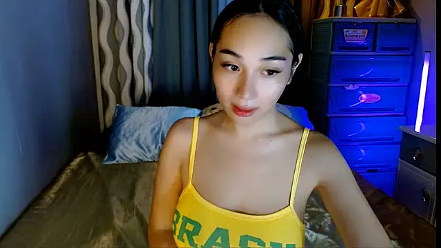 Snapshot of SweetLilly_18 chatting on May 2026 04:17:01 AM SweetLilly 18 online show from May 2026 04:17:01 AM