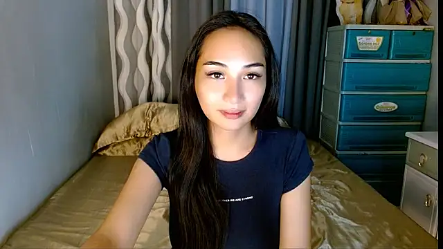 Snapshot of SweetLilly_18 chatting on June 2026 07:10:01 AM SweetLilly 18 online show from June 2026 07:10:01 AM