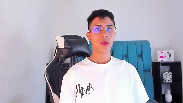 Snapshot of AlanNaughty chatting on January 2025 10:01:01 PM AlanNaughty online show from January 2025 10:01:01 PM