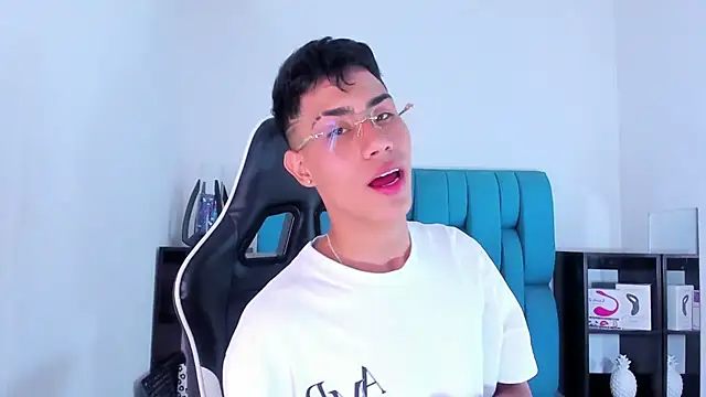 Snapshot of AlanNaughty chatting on February 2025 08:31:01 PM AlanNaughty online show from February 2025 08:31:01 PM