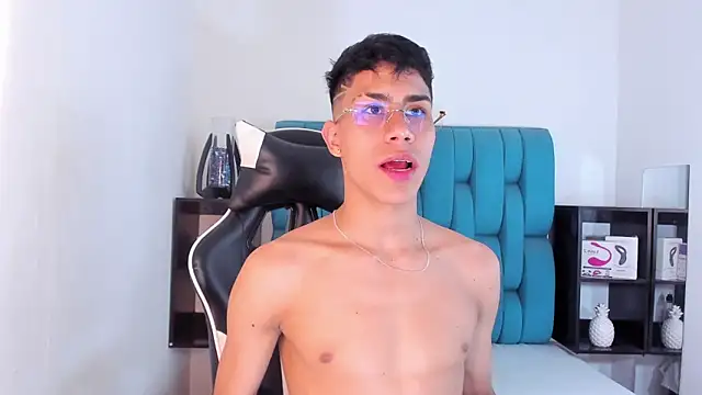 Snapshot of AlanNaughty chatting on February 2025 10:04:02 PM AlanNaughty online show from February 2025 10:04:02 PM