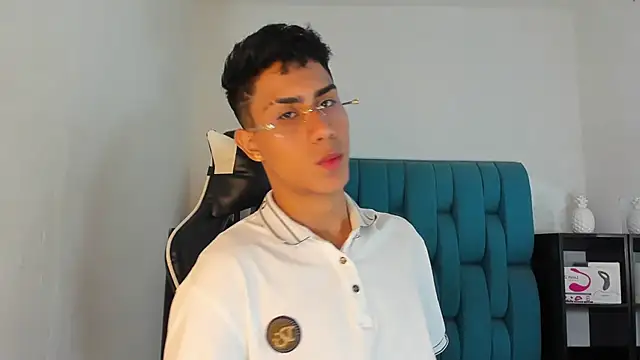 Snapshot of AlanNaughty chatting on March 2025 03:02:01 AM AlanNaughty online show from March 2025 03:02:01 AM