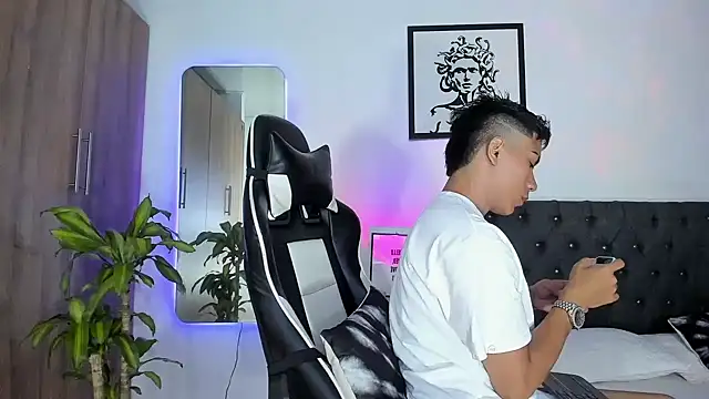 Snapshot of AlanNaughty chatting on November 2025 11:20:02 PM AlanNaughty online show from November 2025 11:20:02 PM