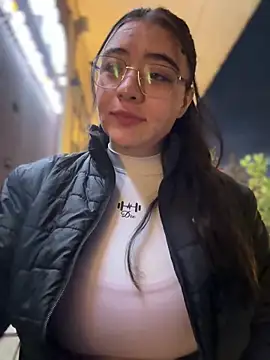 vaneelee online show from April 2026 11:28:01 PM