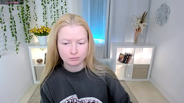 Laly Peach online show from March 2026 06:51:01 AM