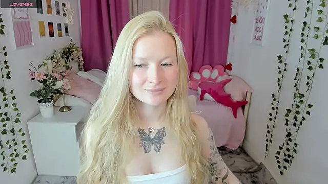 Snapshot of Laly_Peach chatting on April 2026 11:14:01 AM Laly Peach online show from April 2026 11:14:01 AM
