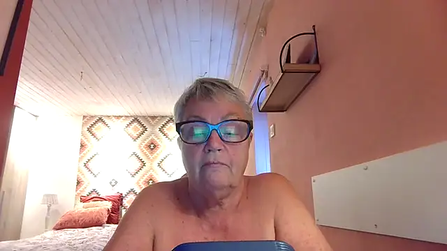 GrannyChrissy68 online show from September 2025 01:32:01 PM