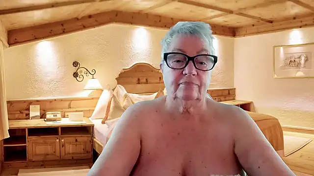 GrannyChrissy68 online show from December 2025 01:40:02 PM