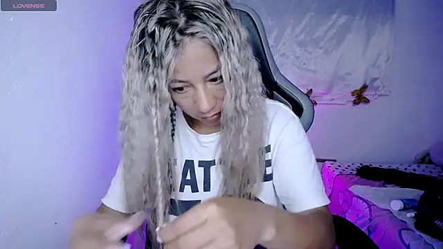 ninatiny online show from December 2025 10:46:02 AM