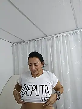 Snapshot of zullyxhot chatting on June 2026 10:03:02 PM zullyxhot online show from June 2026 10:03:02 PM
